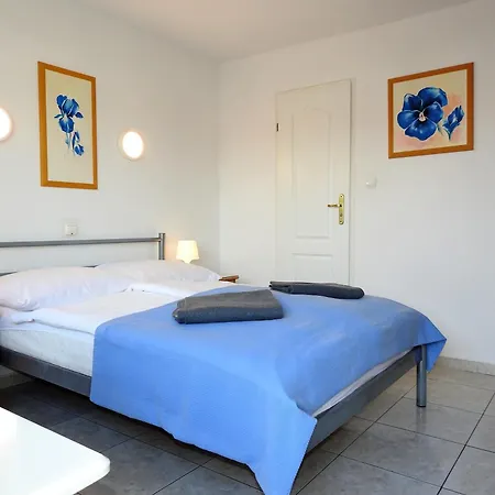 Elizabeth - Goscinne Guest house *
